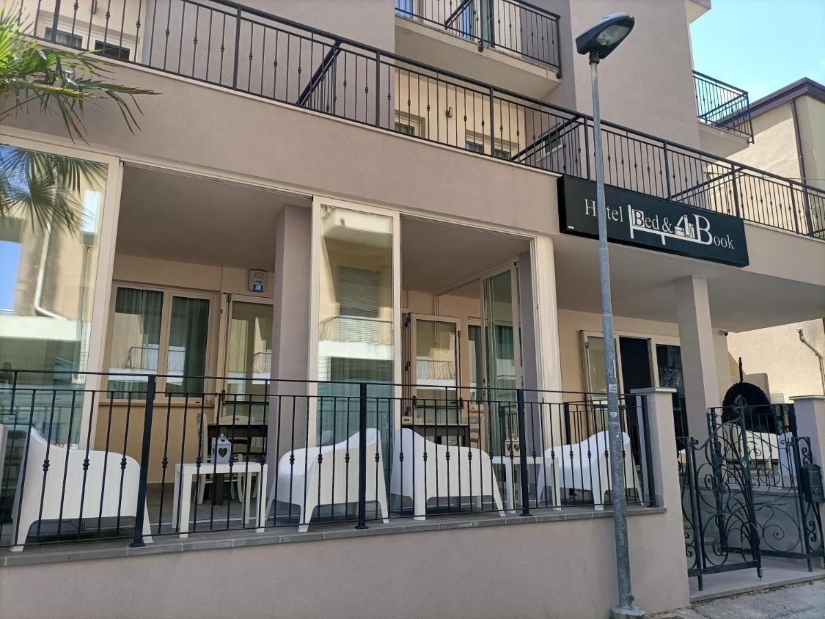 Bed & Book Hotel *