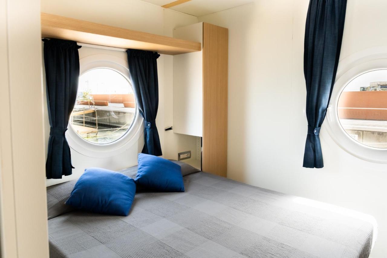 Botel House Boat 4*