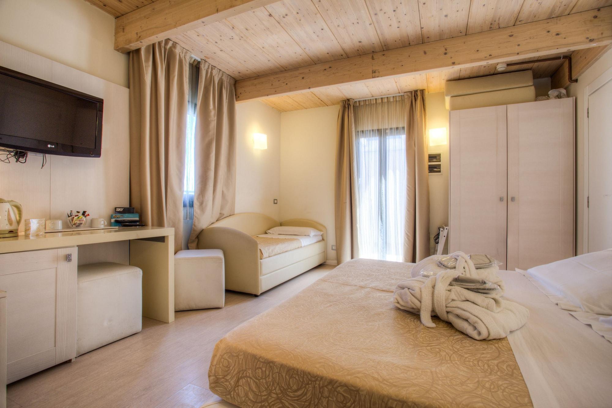Ferretti 4*
