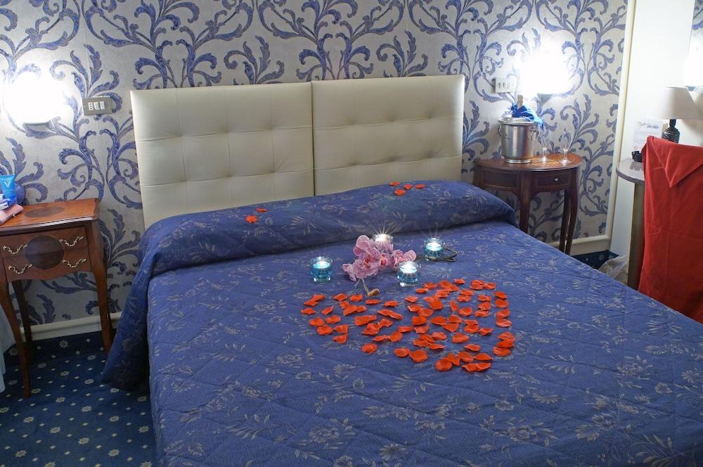 Hotel River Fronte Mare Con Piscina 3*
