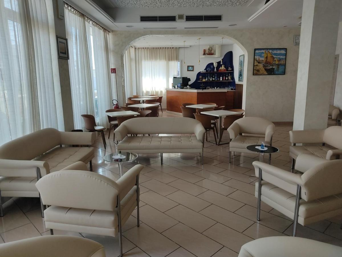Alexander Hotel *