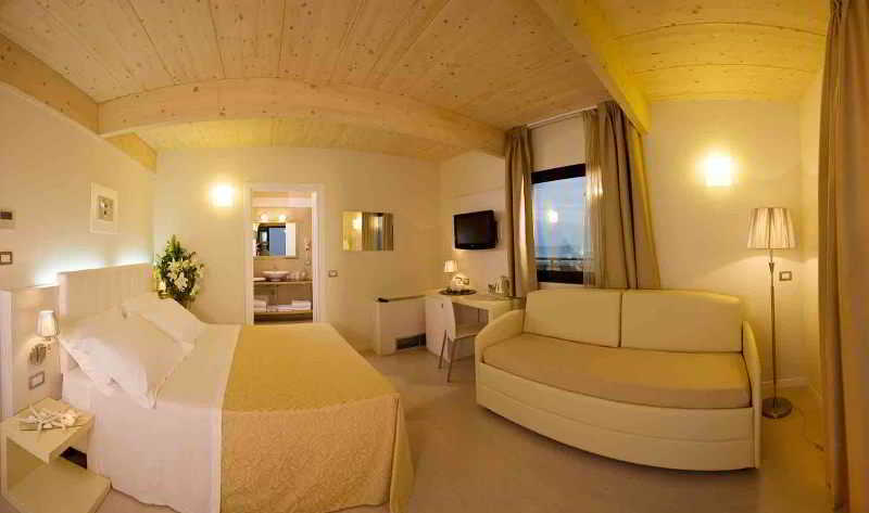 Ferretti 4*
