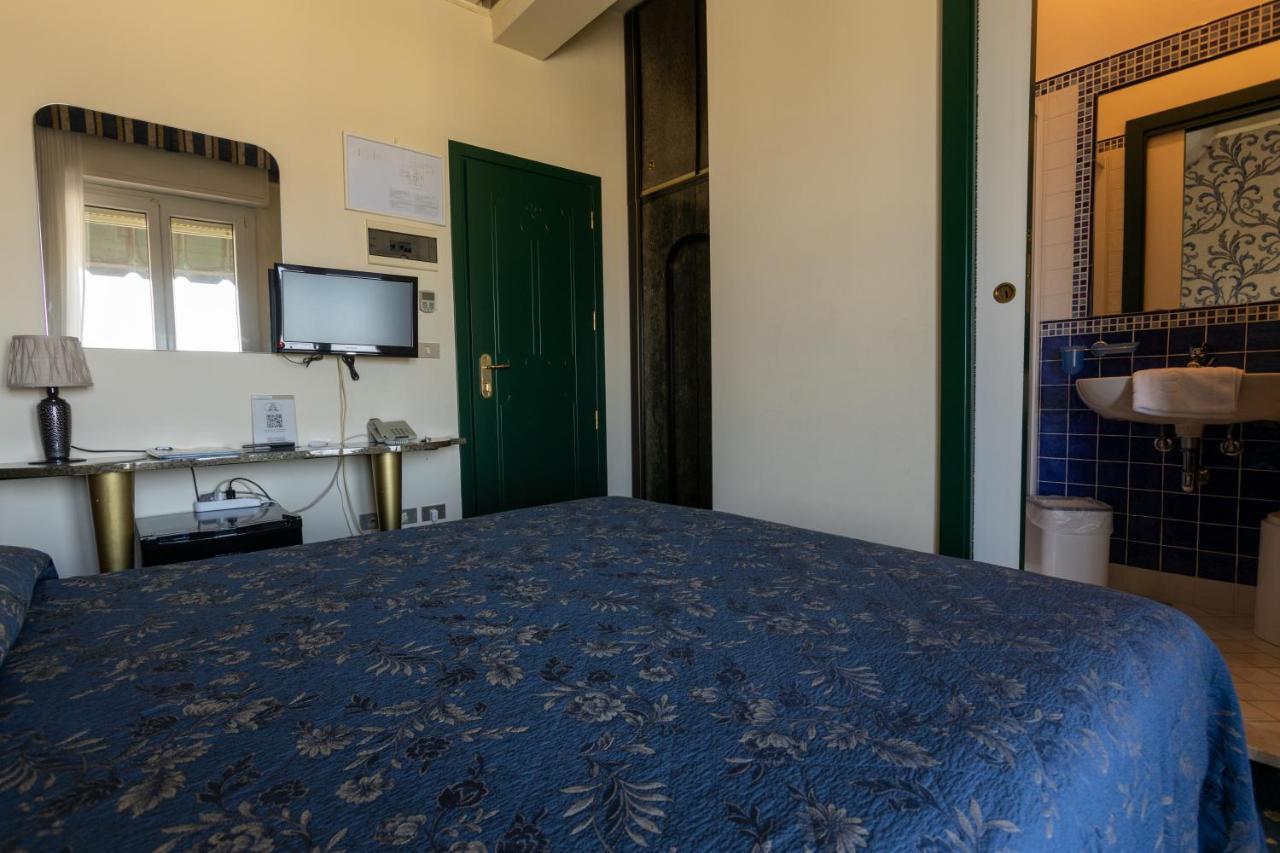 River Hotel 3*