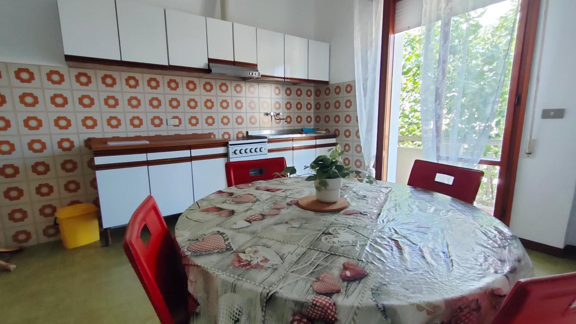 Borghesi Fronte Con Parcheggio Privato *
