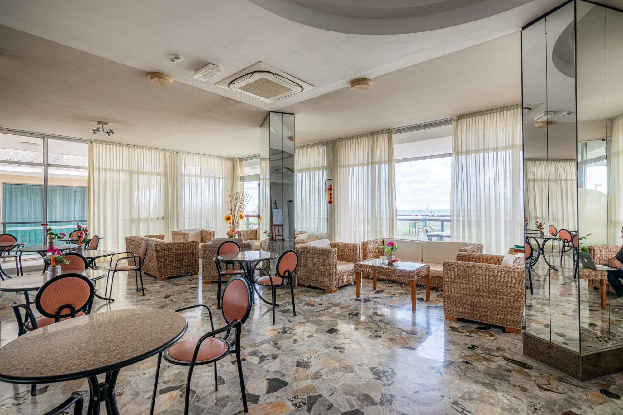 Crown Hotel 3*