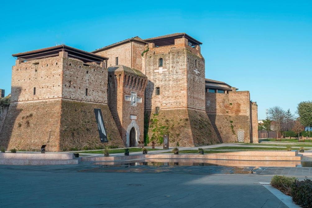 Lamalatestina - In Front Of The Castle