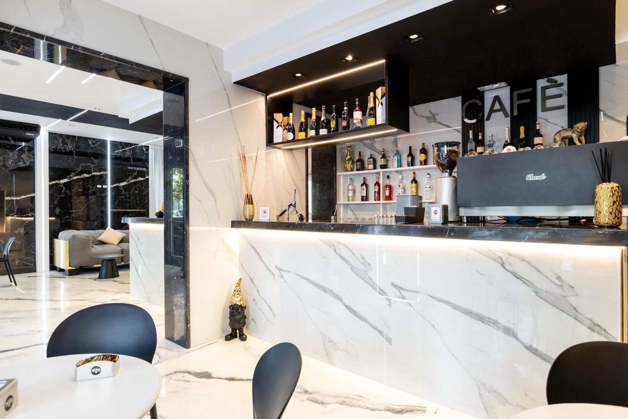 Hotel La Tour Palace & Restaurant 3*