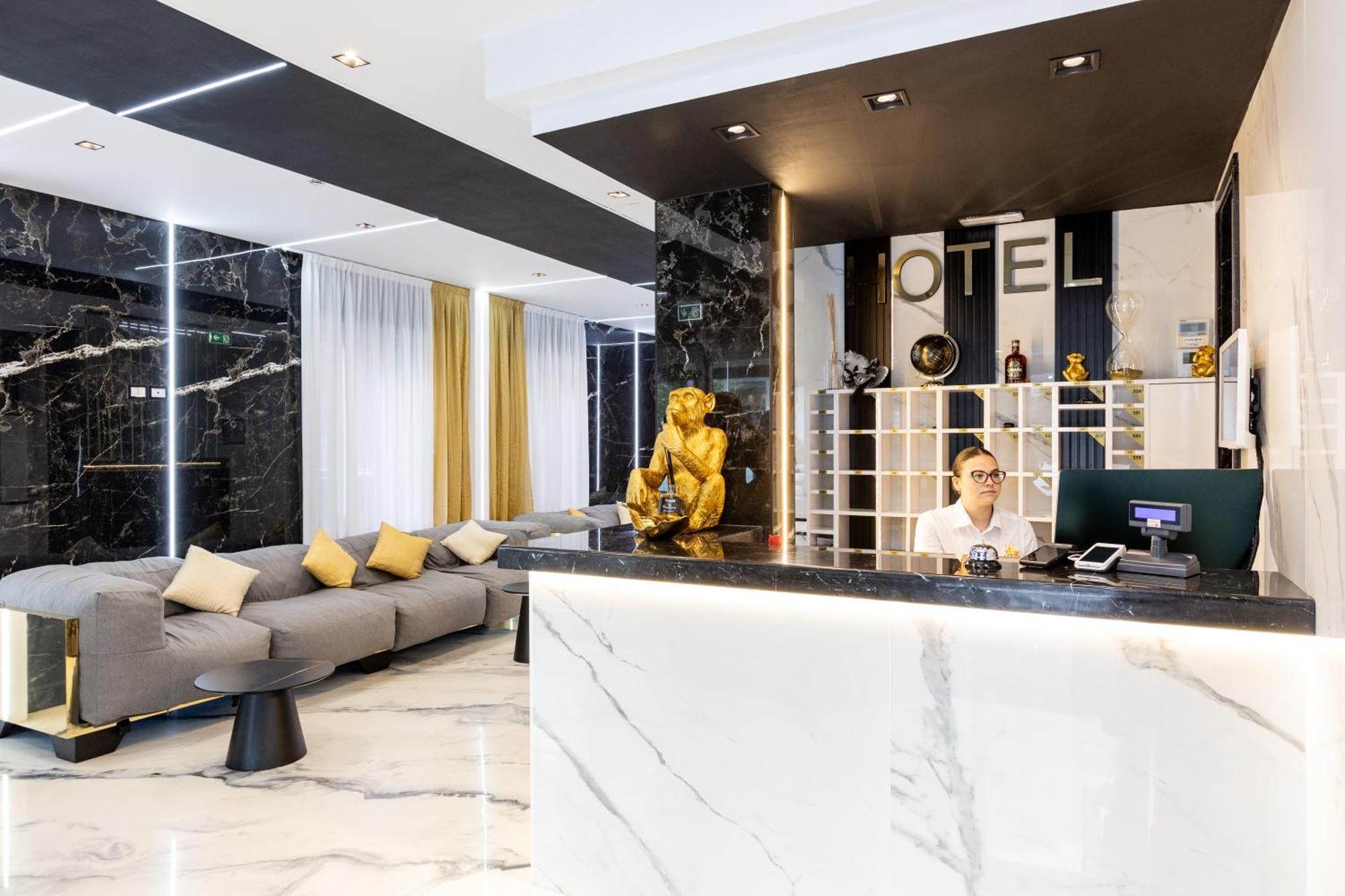 La Tour Palace & Restaurant Hotel