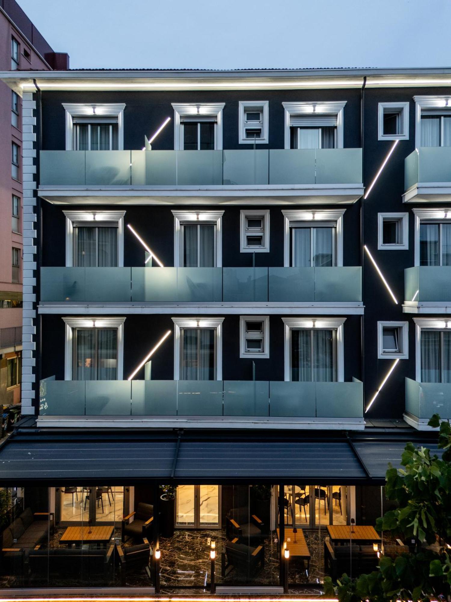 La Tour Palace & Restaurant Hotel