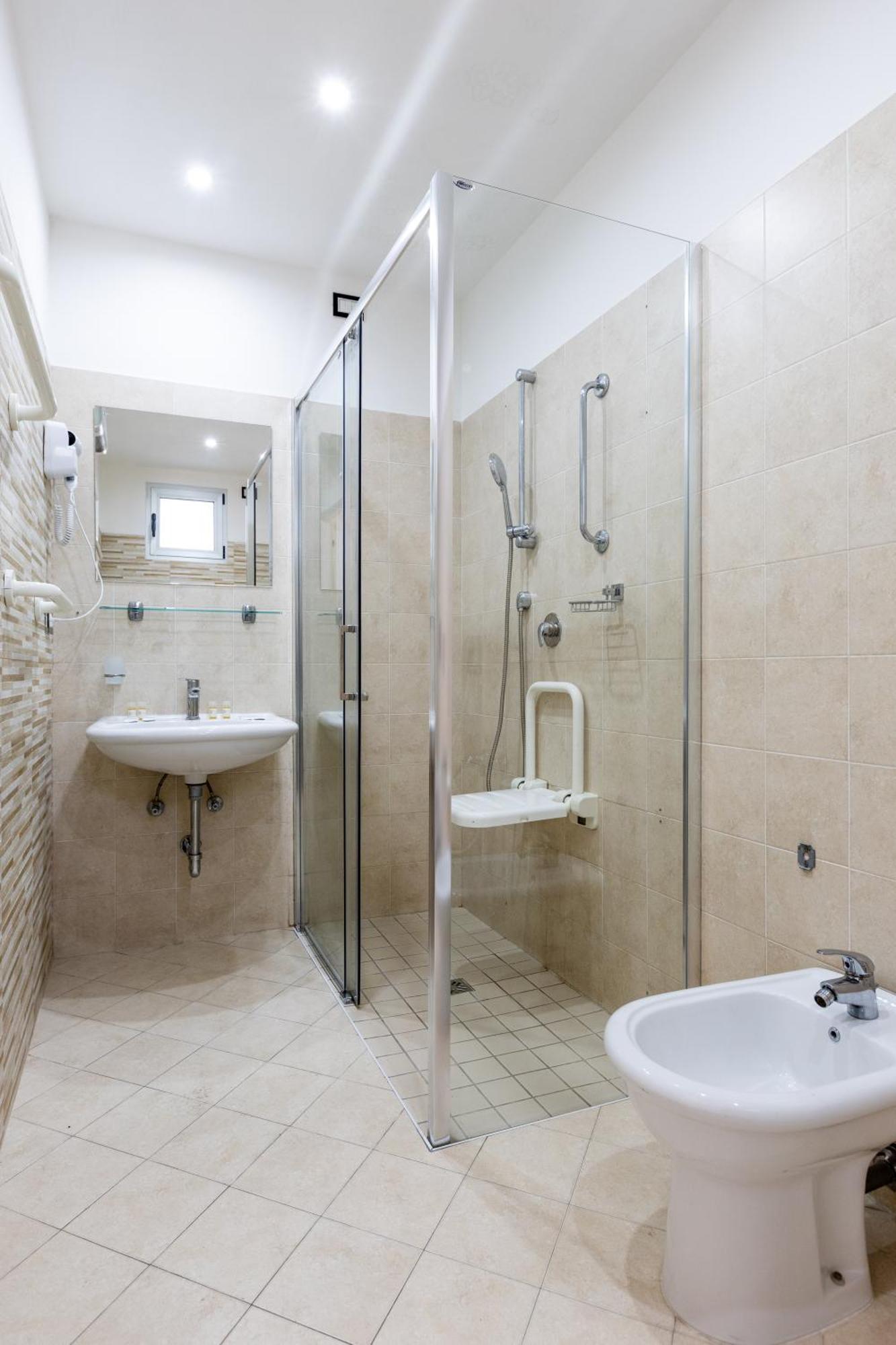 La Tour Palace & Restaurant Hotel 3*