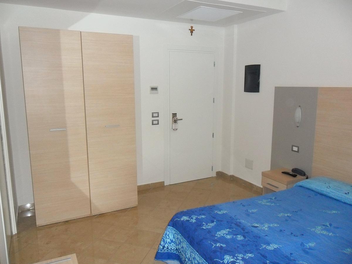 Etoile Hotel 3*