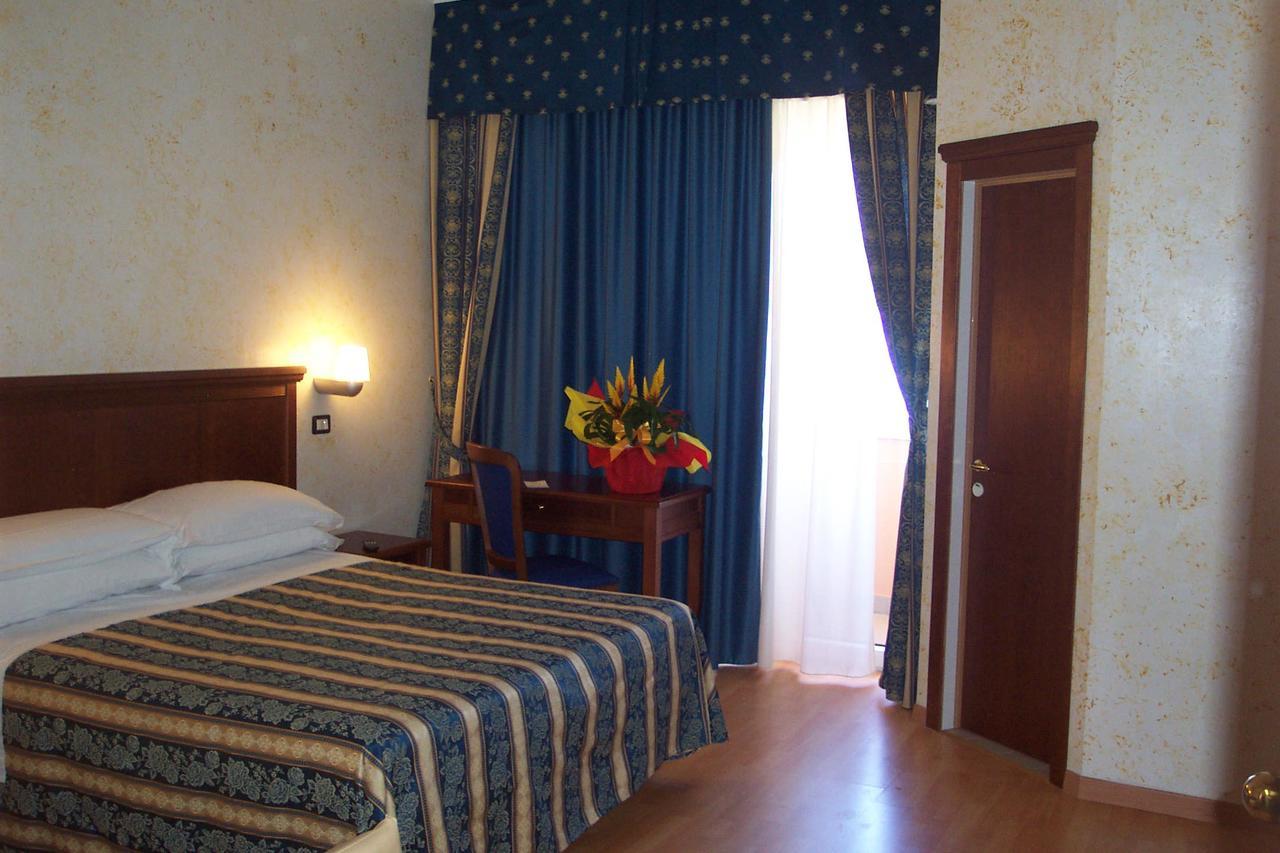 Alexander Hotel *
