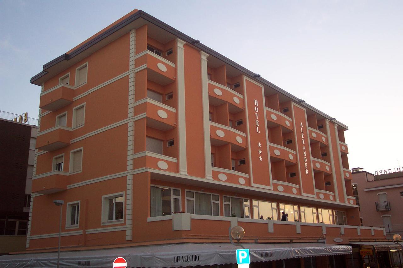 Alexander Hotel *
