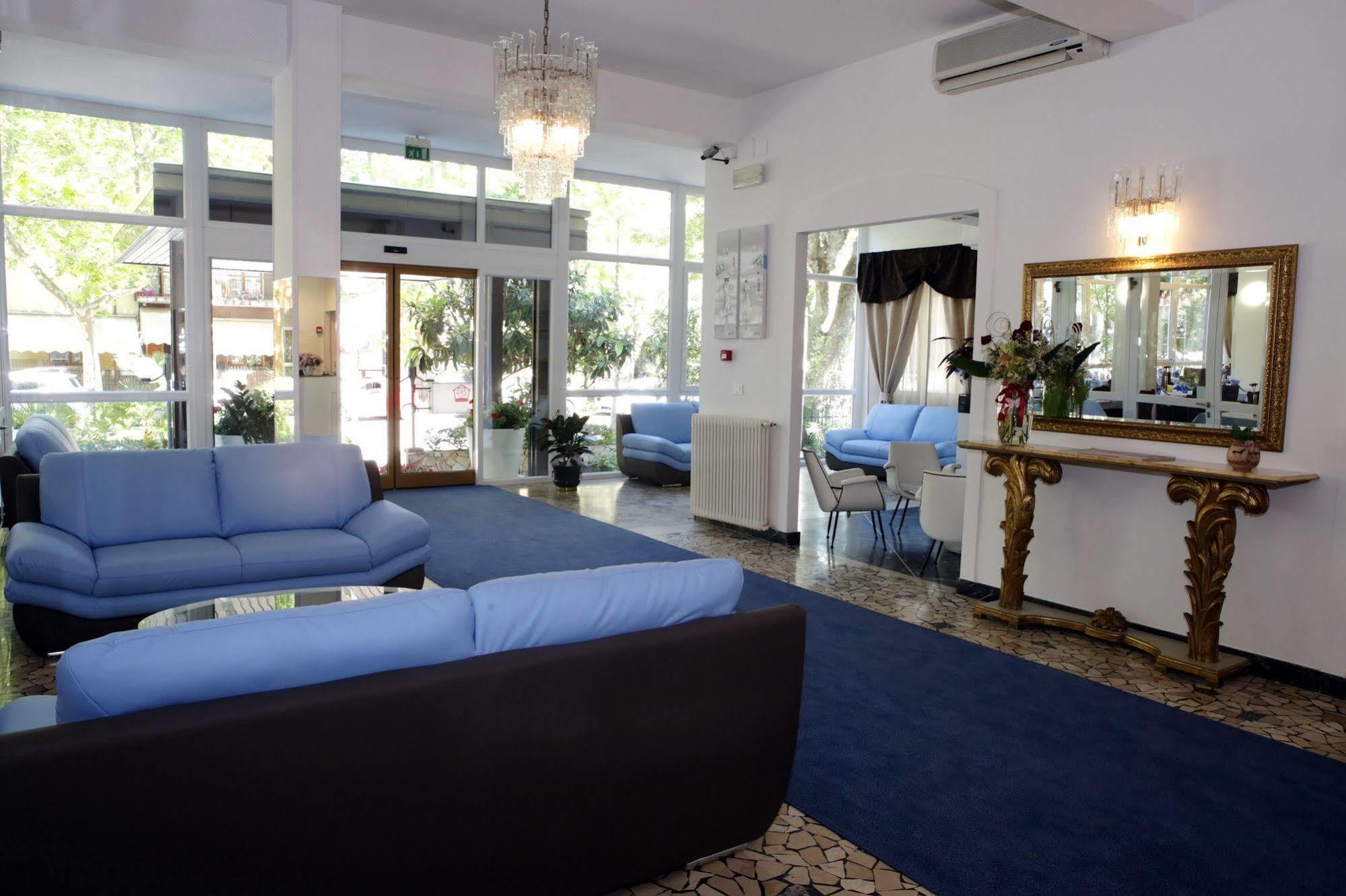 Jolie Hotel