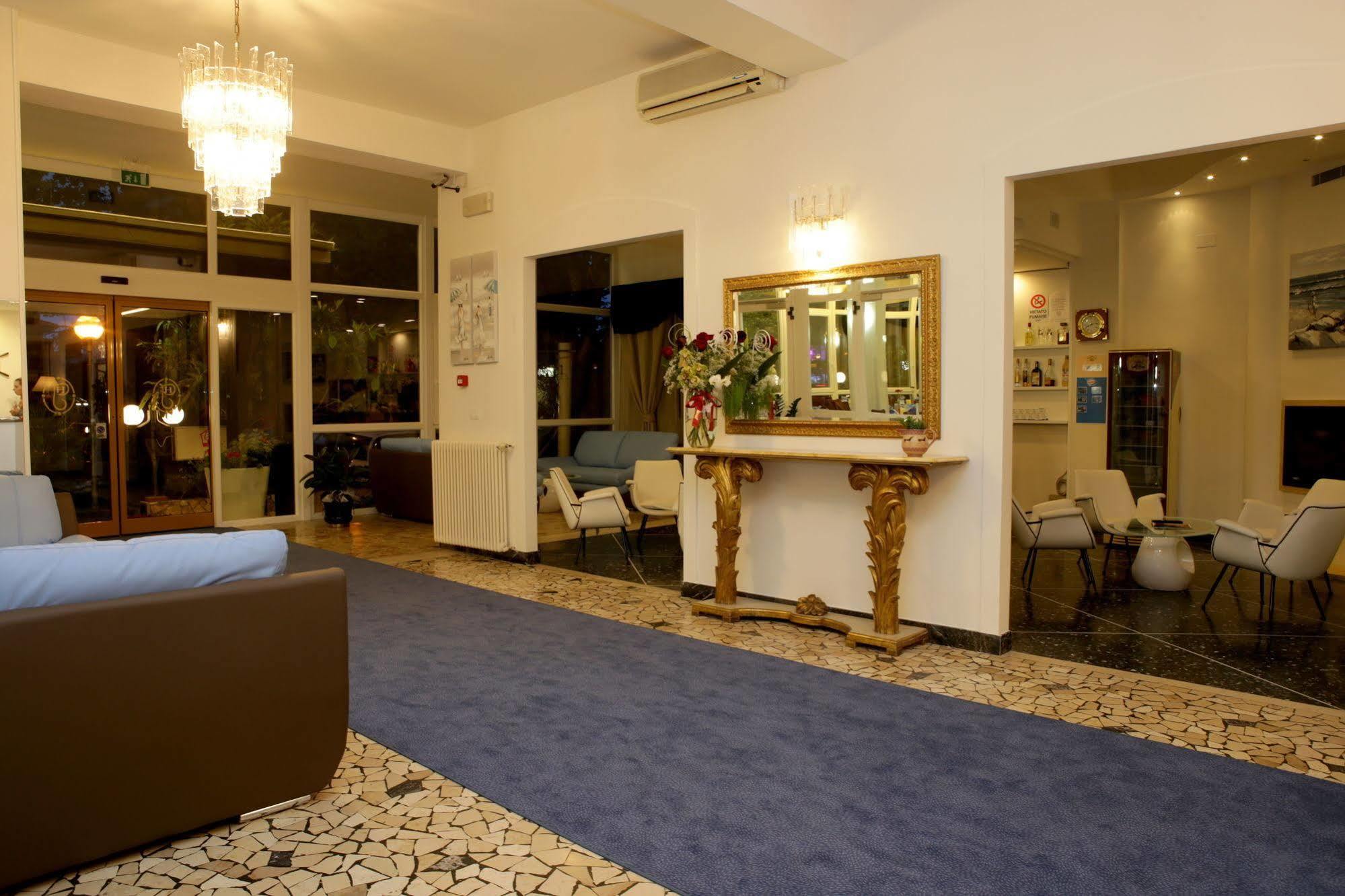 Jolie Hotel