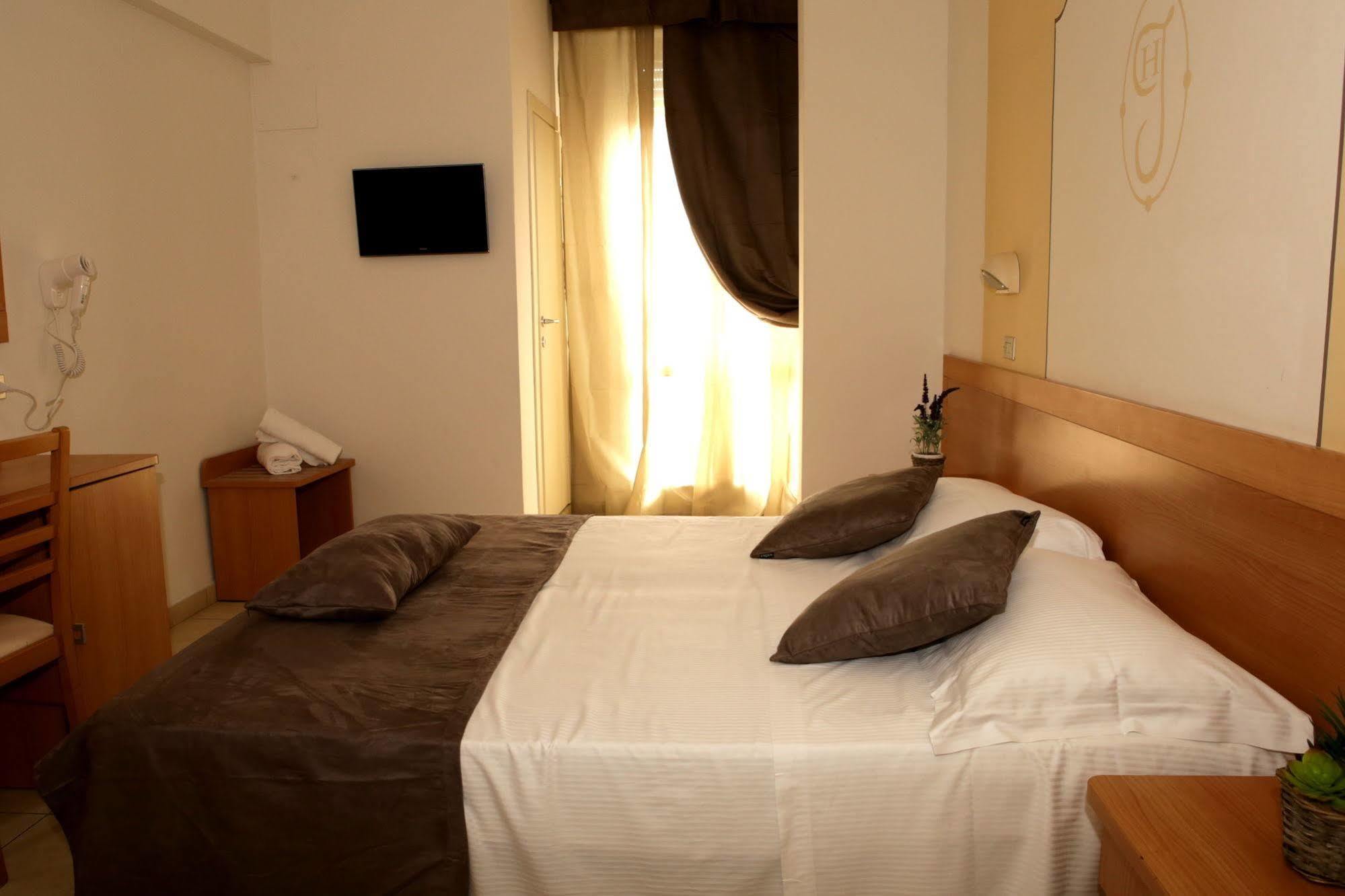Jolie Hotel