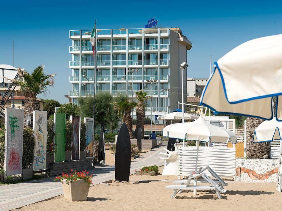 Waldorf Hotel 4*