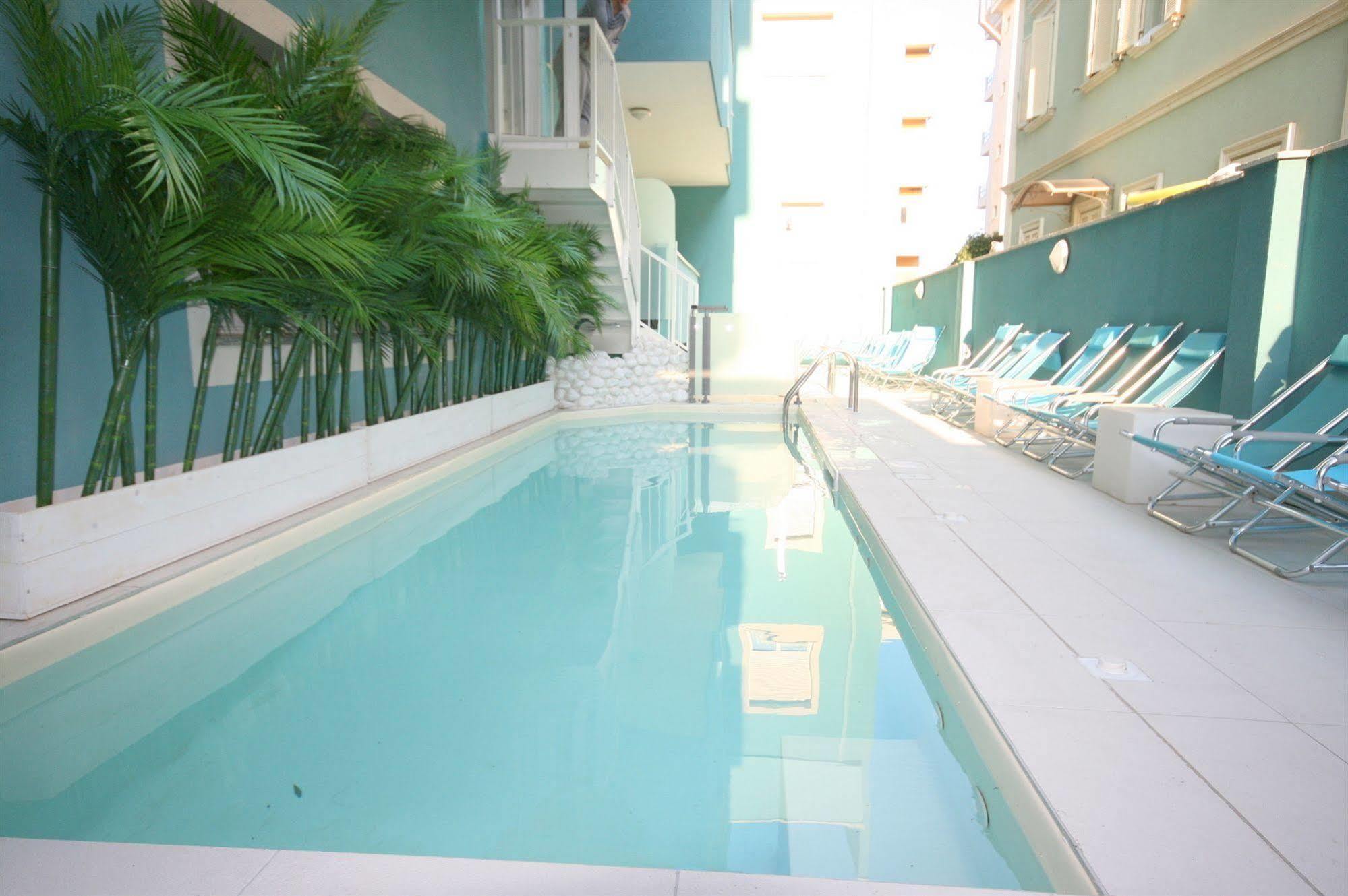 Paradise Aparthotel 3*