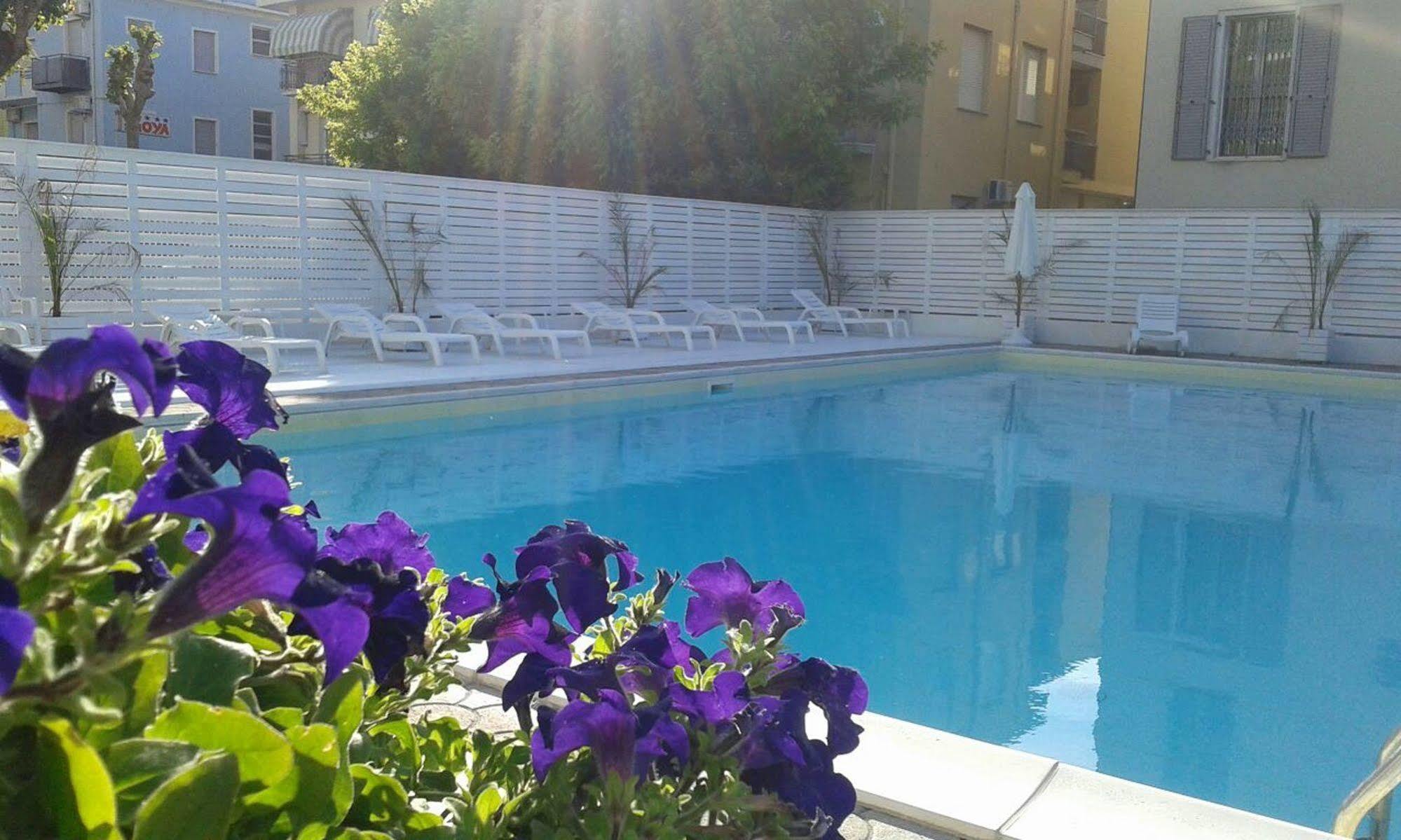 Lady Hotel *