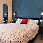 The 6 Apartments
