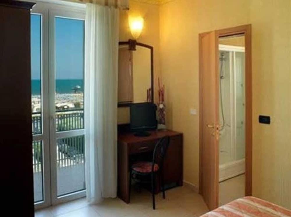 Rex Hotel