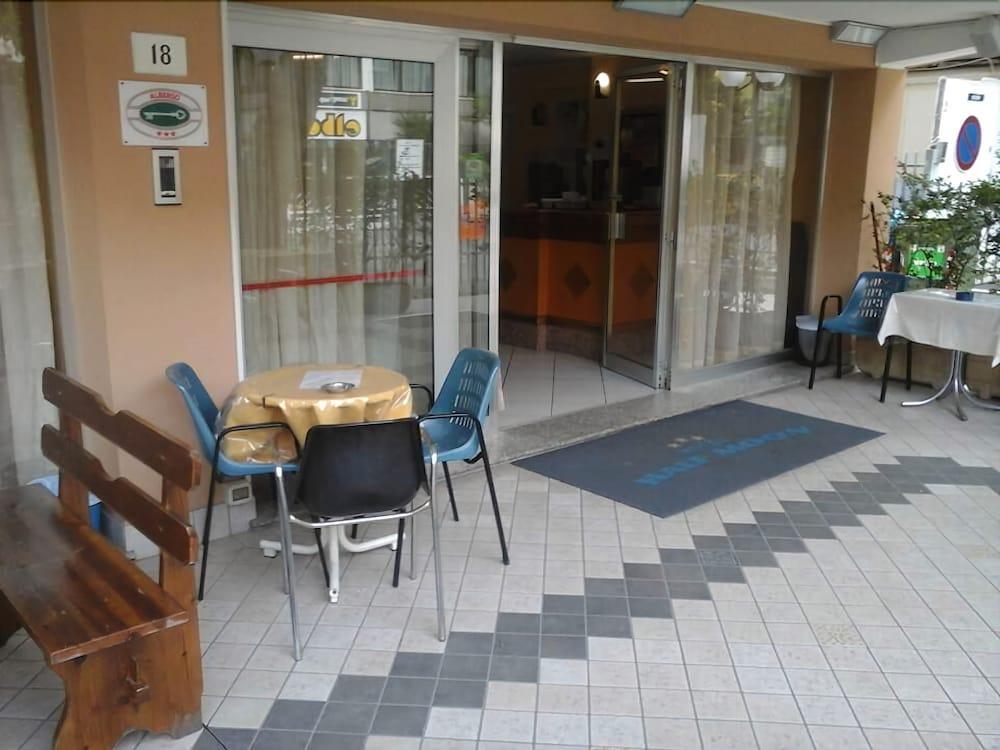 Half Moon Airport Restaurant Frühstückspension Rimini