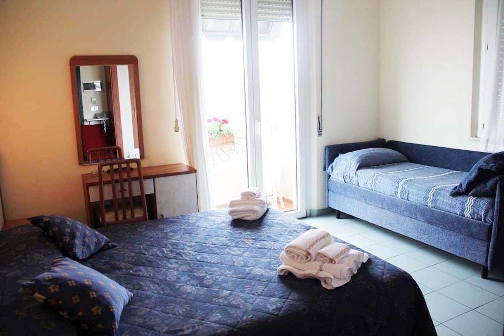 River Fronte Mare Con Piscina Hotel