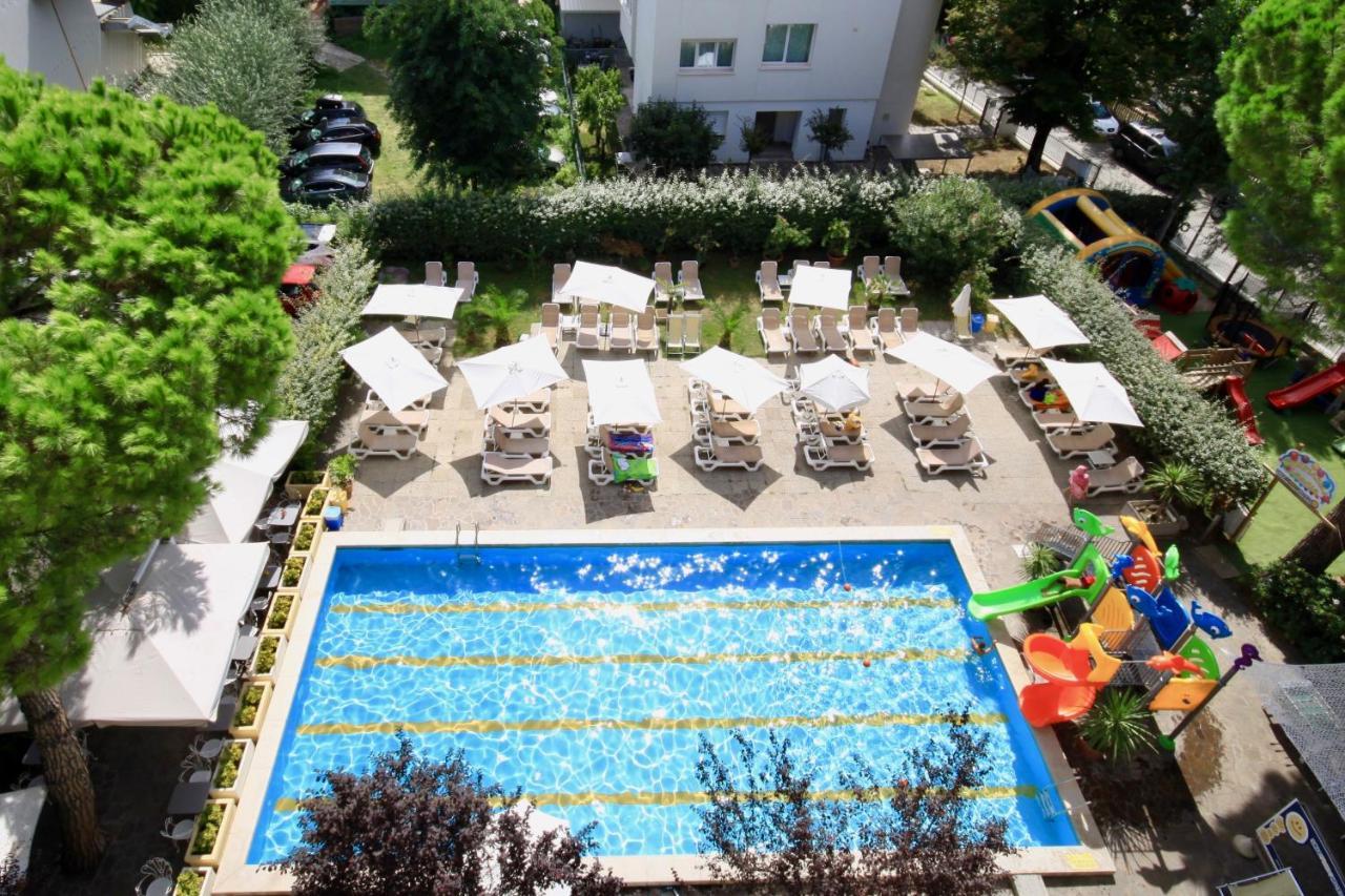 Hotel Lotus &