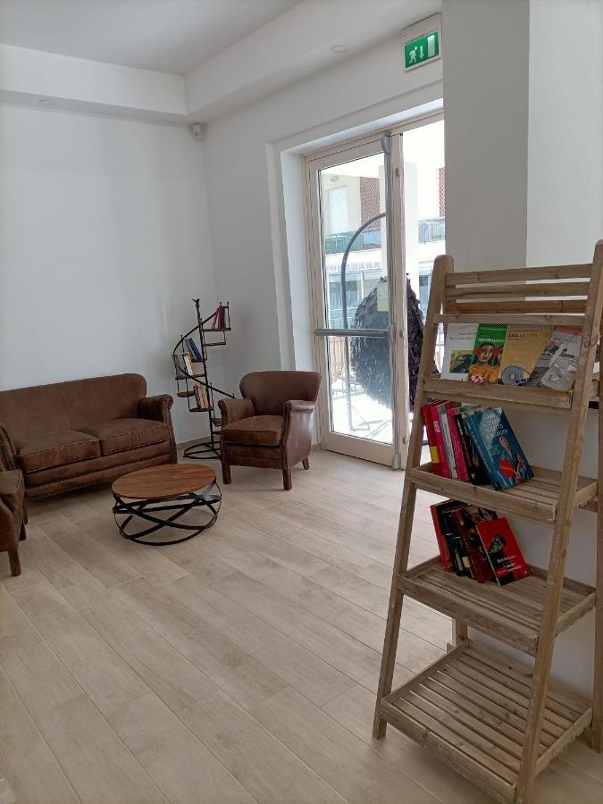 Bed & Book Hotel *
