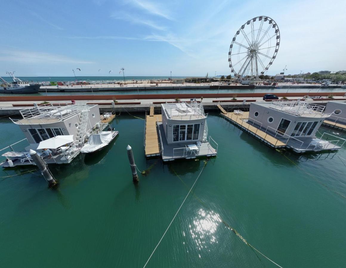 House Boat Botel