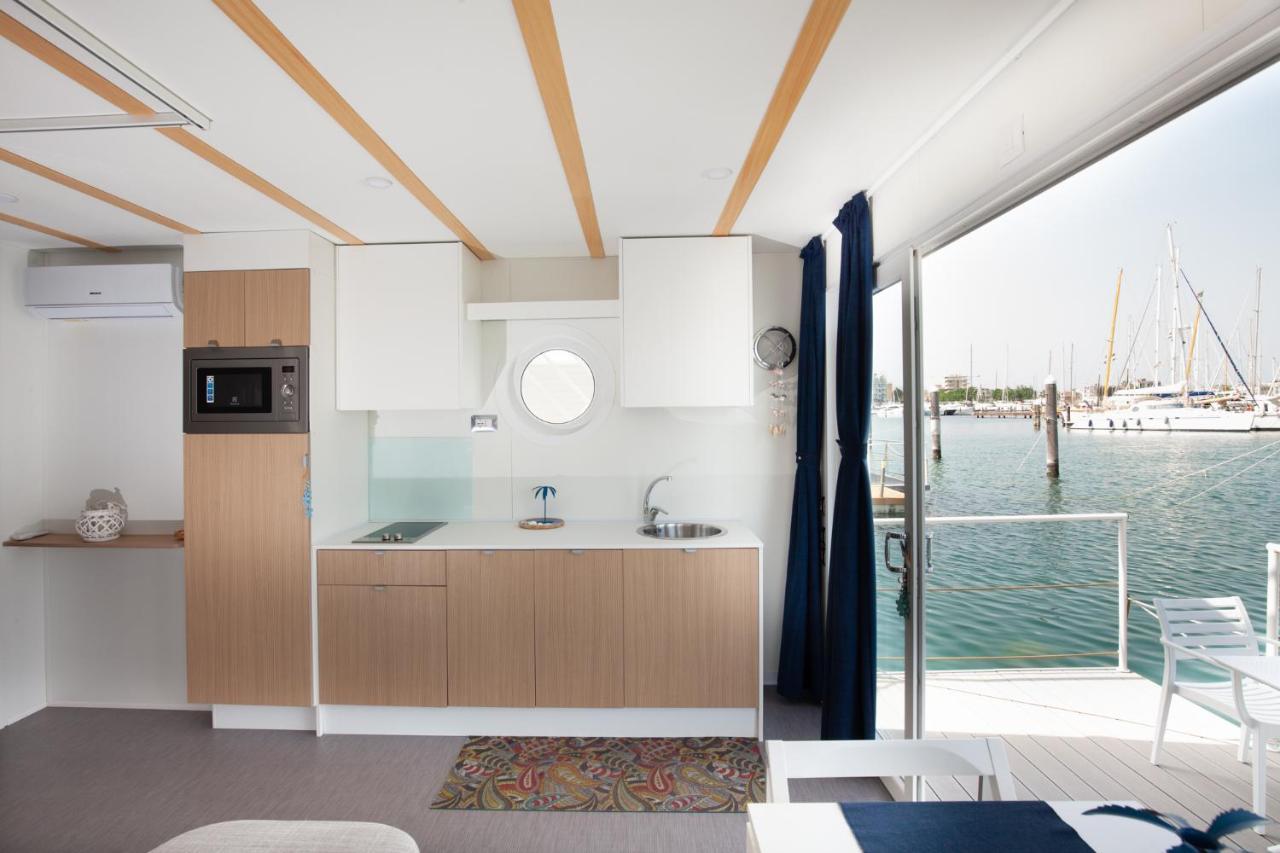 Botel House Boat 4*