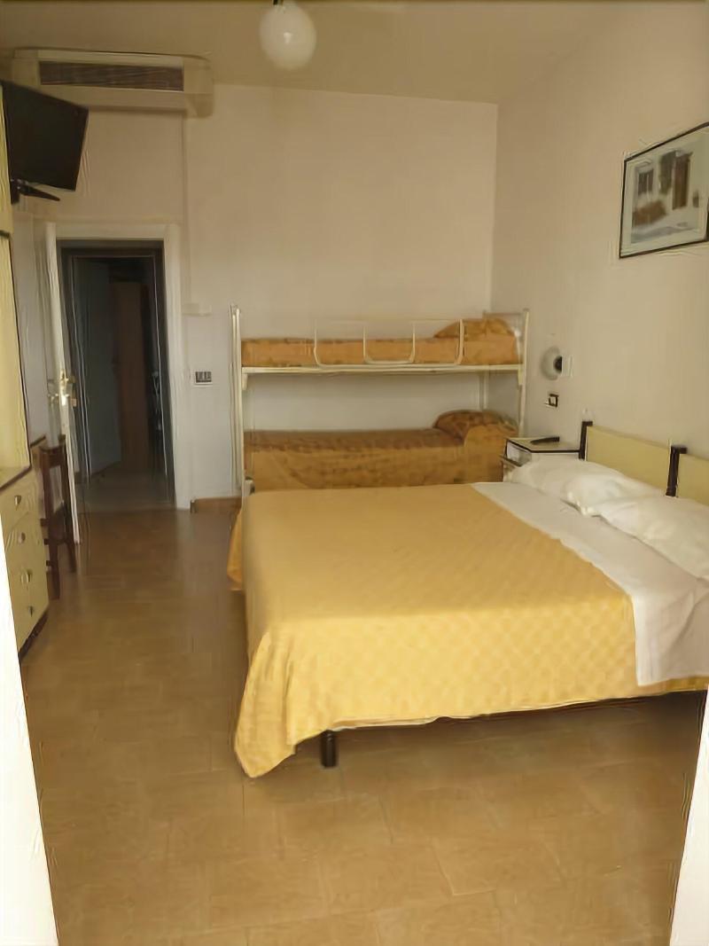 Aquila Hotel 2*