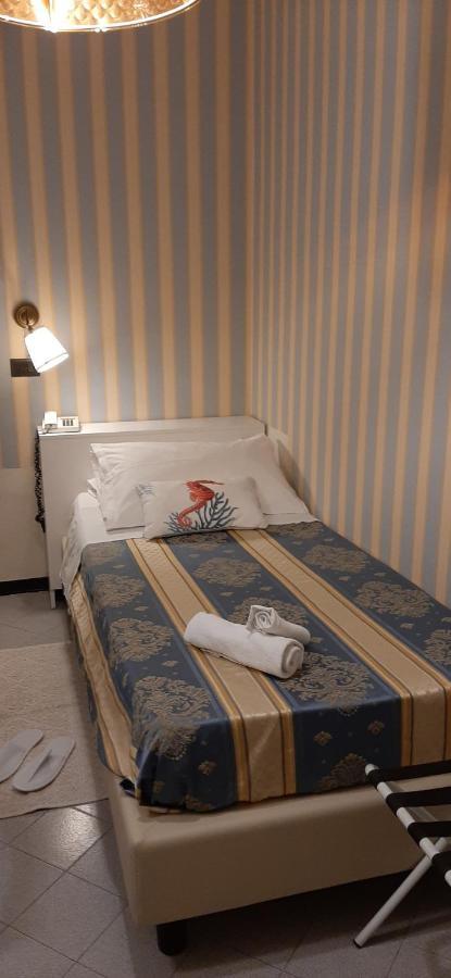 Dear Hotel