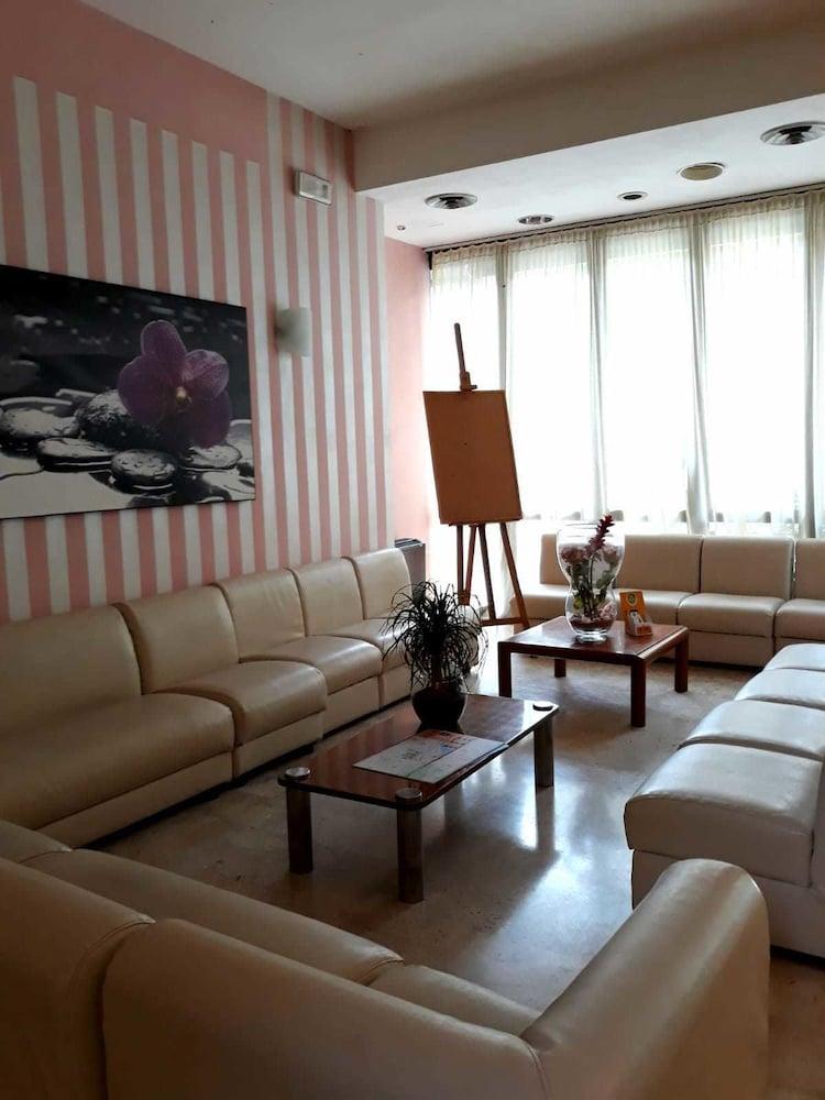 Atrium 3*