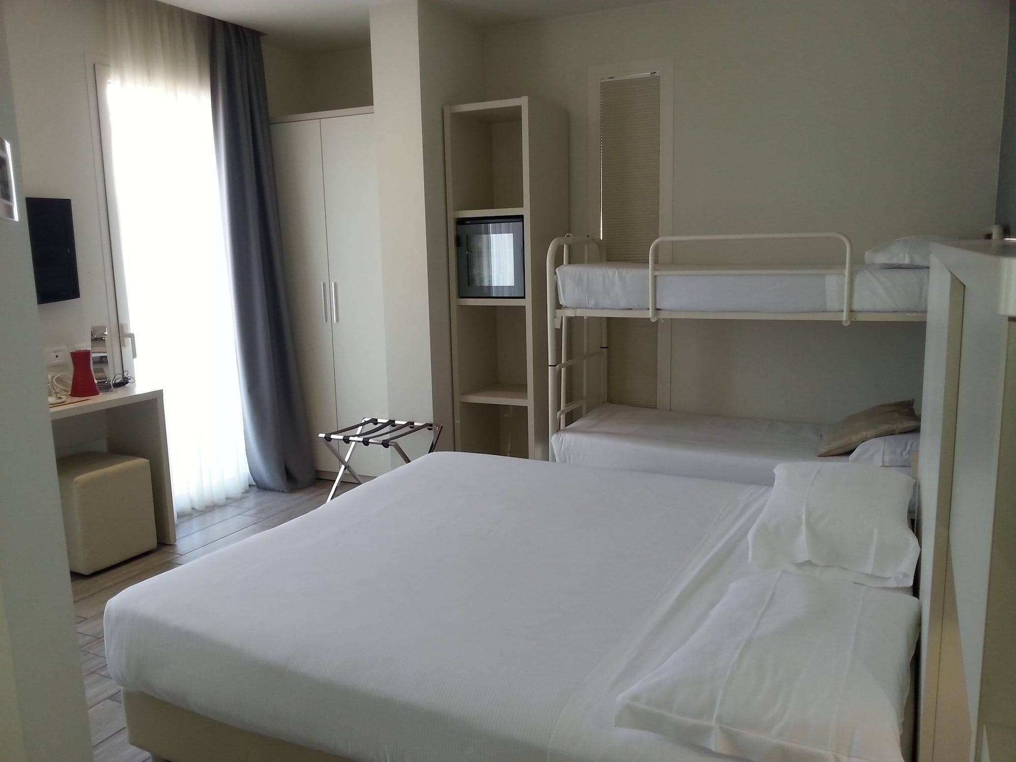 Hotel L'hotel 3*