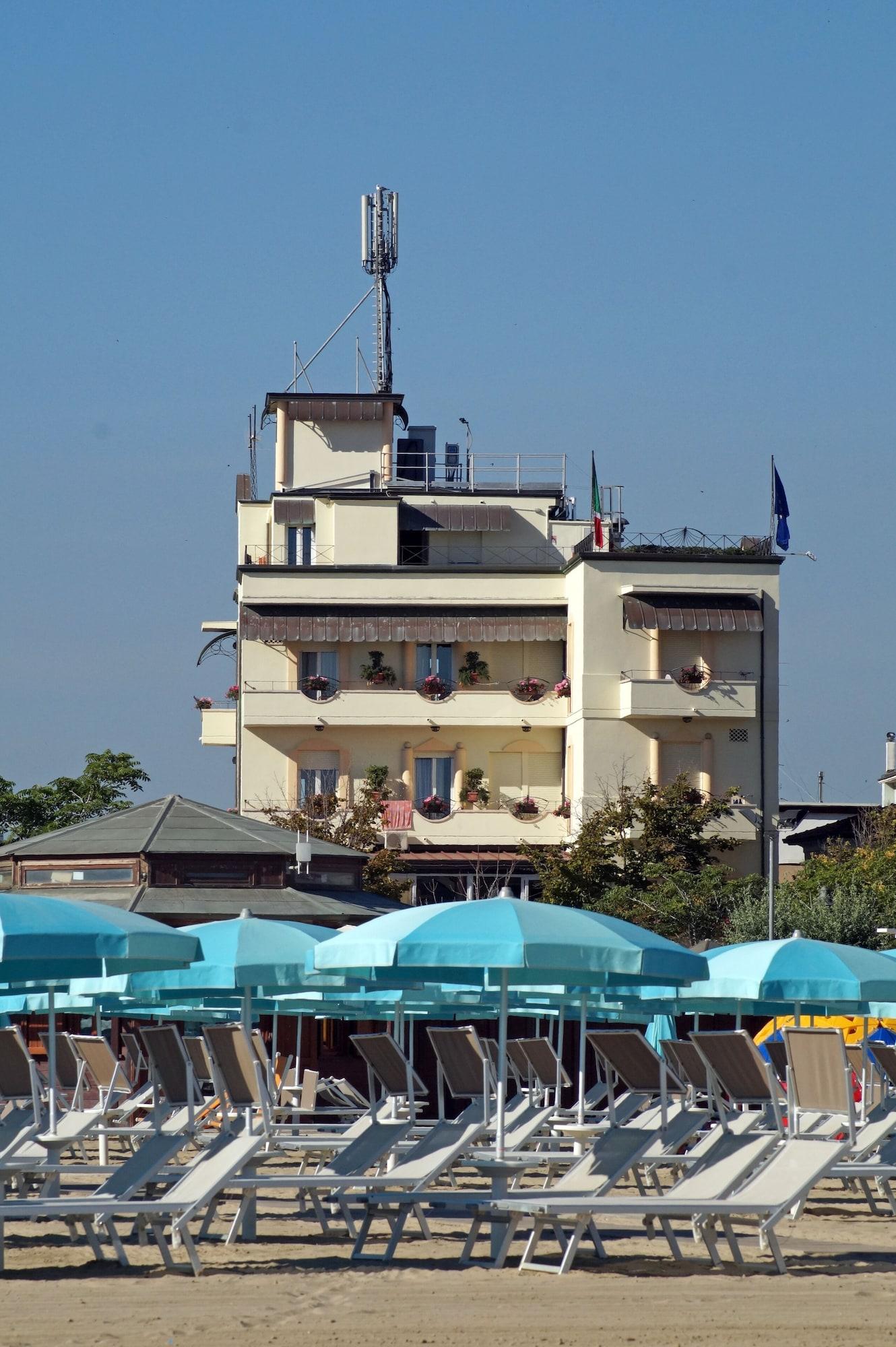 River Fronte Mare Con Piscina