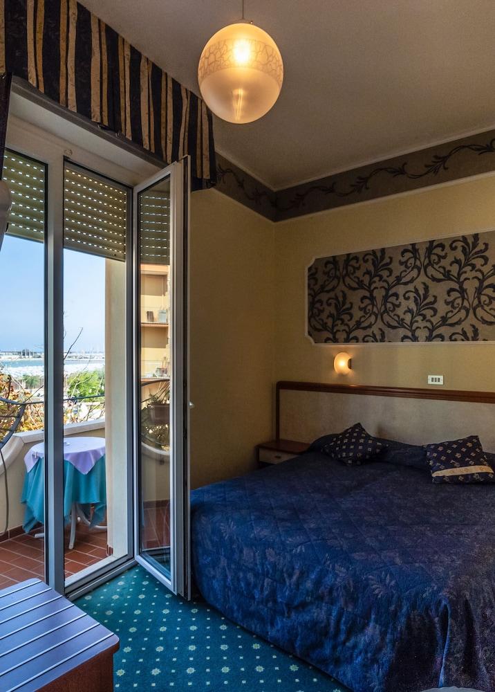 River Fronte Mare Con Piscina Hotel 3*