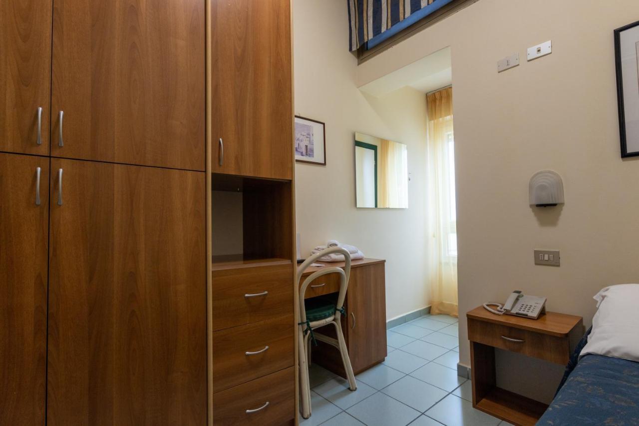 Hotel River Fronte Mare Con Piscina 3*