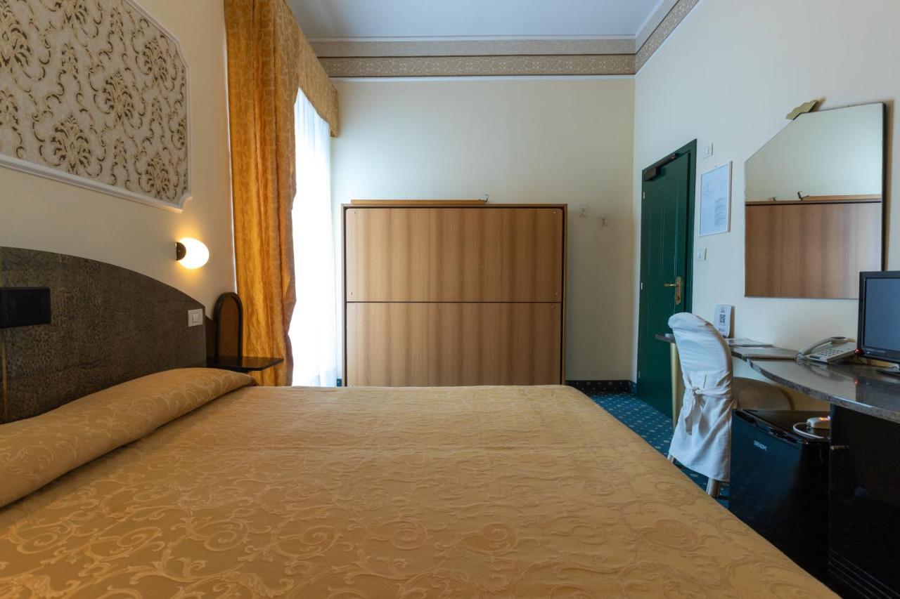River Fronte Mare Con Piscina Hotel 3*