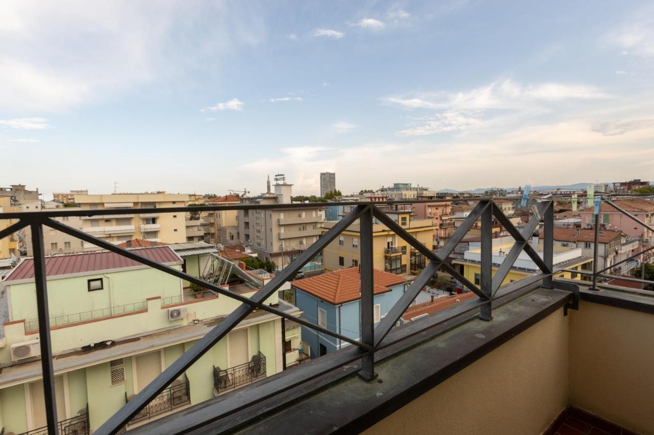 River Fronte Mare Con Piscina Rimini