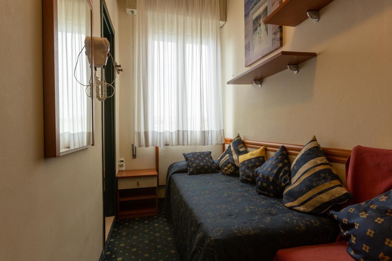 Hotel River Fronte Mare Con Piscina 3*