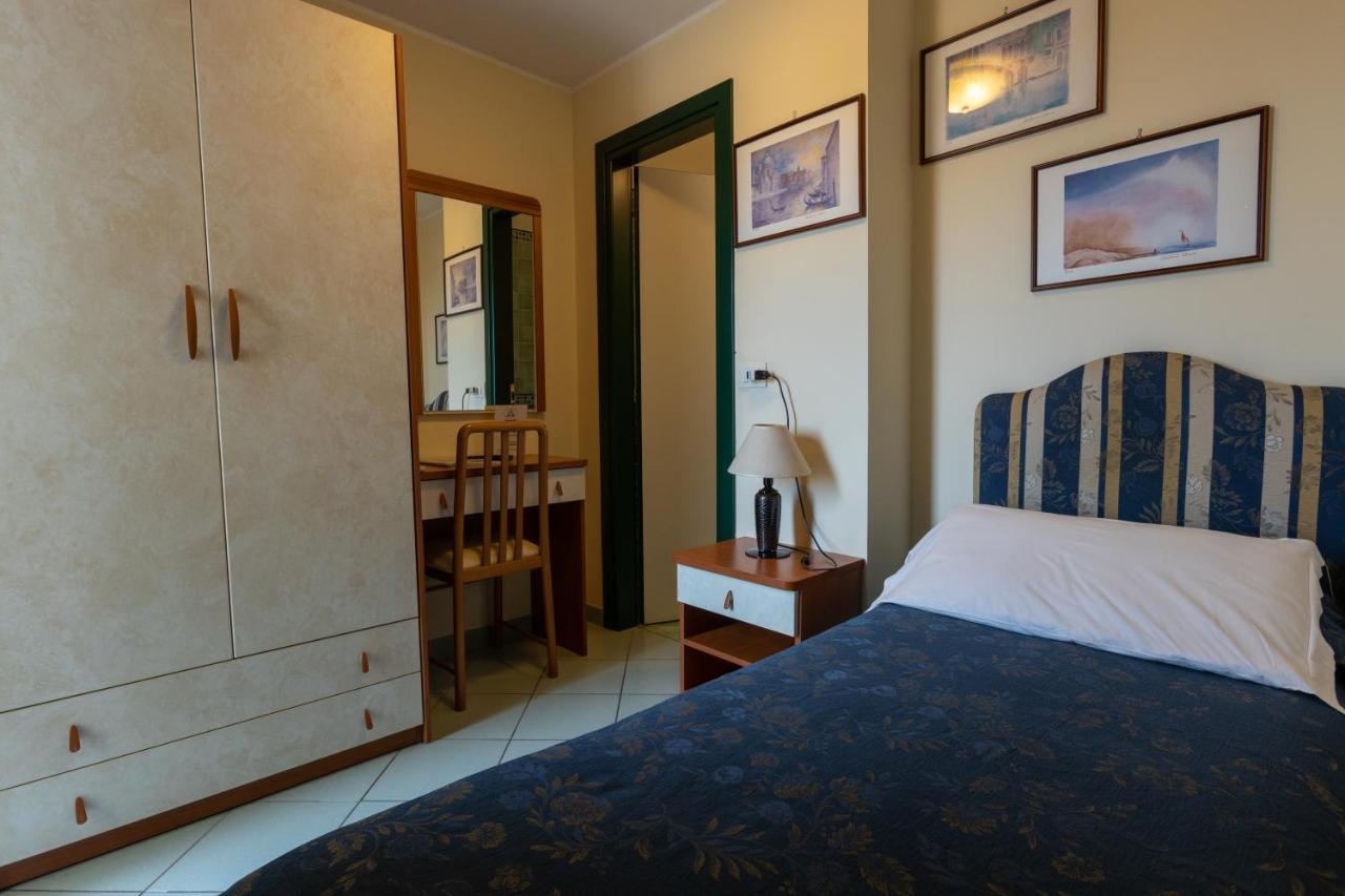 Hotel River Fronte Mare Con Piscina 3*