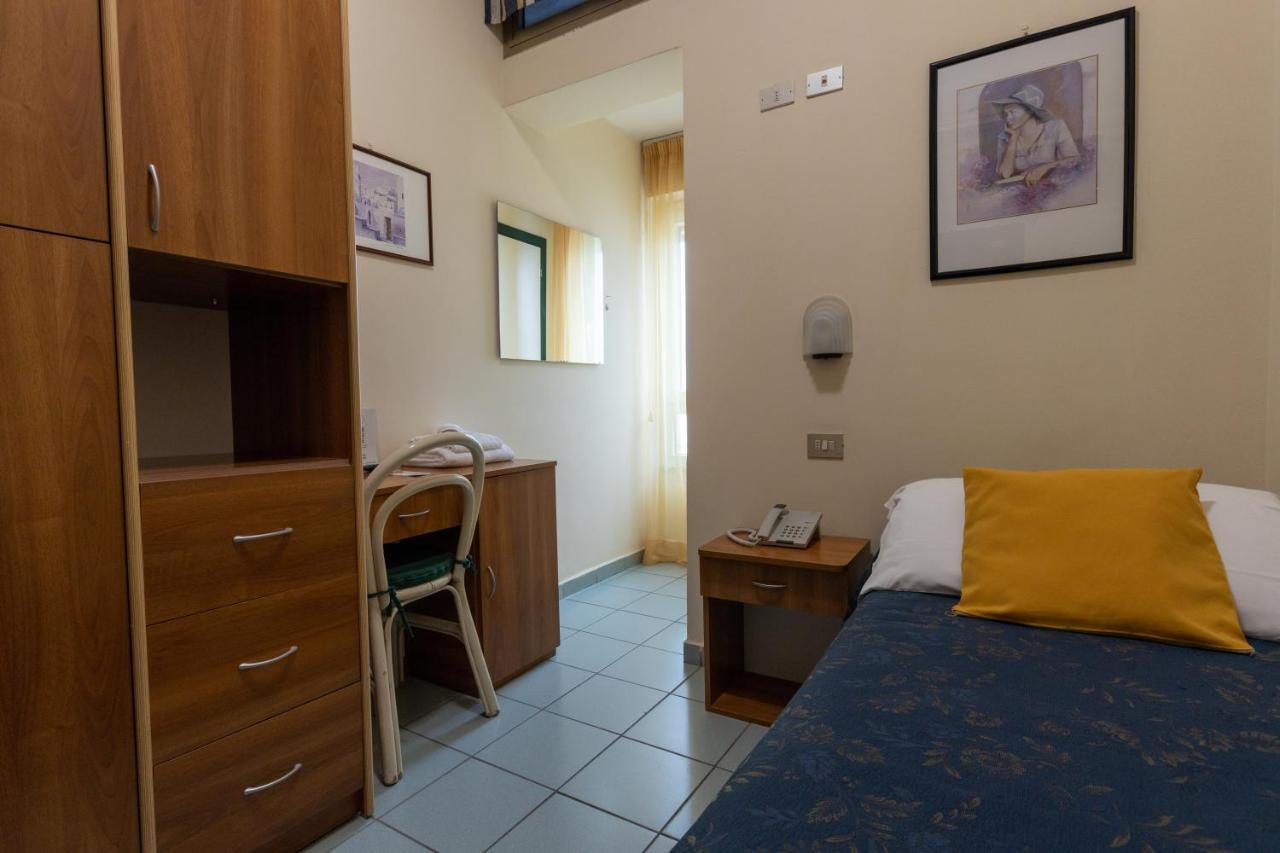 Hotel River Fronte Mare Con Piscina 3*