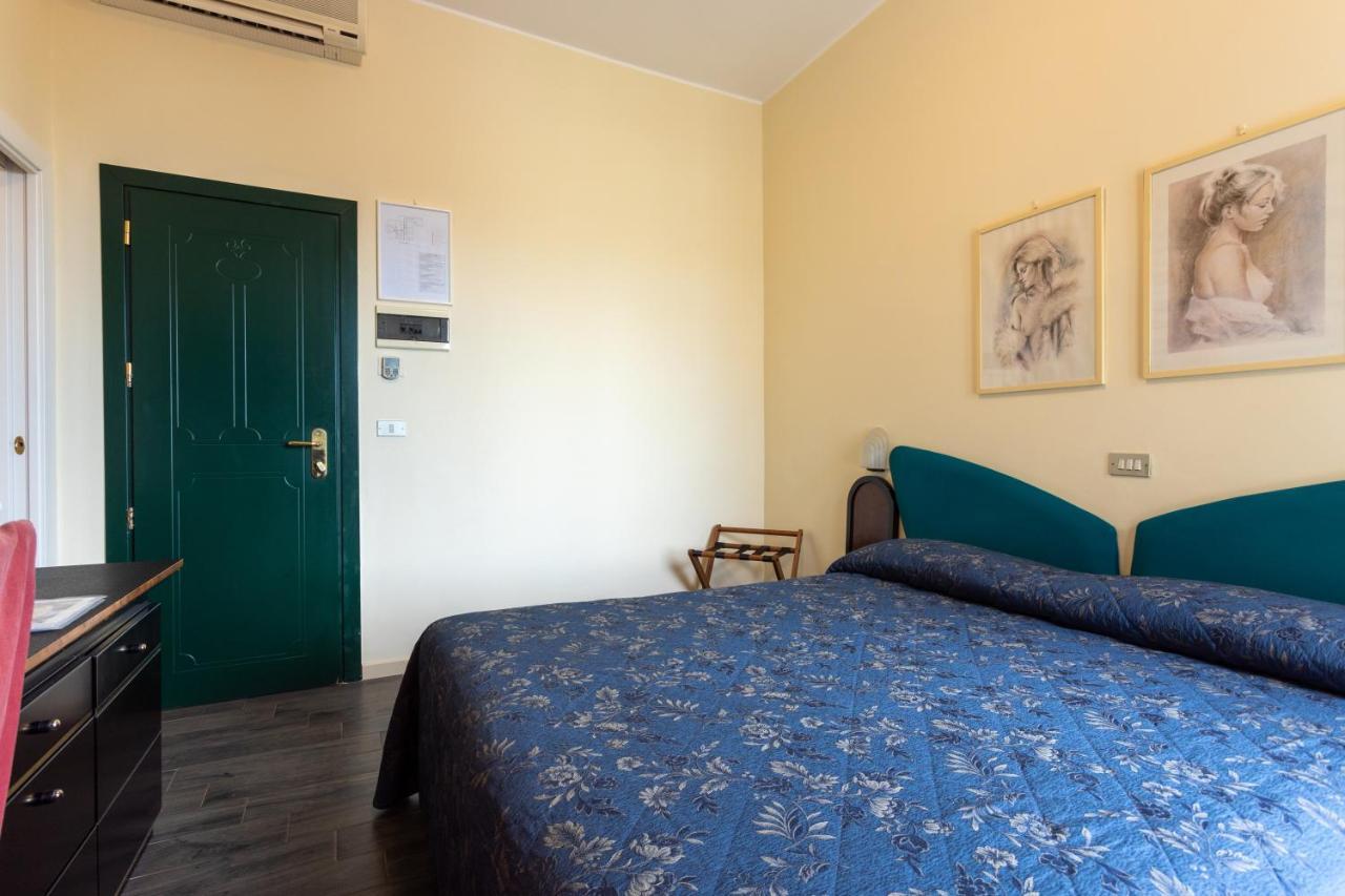 River Fronte Mare Con Piscina Hotel