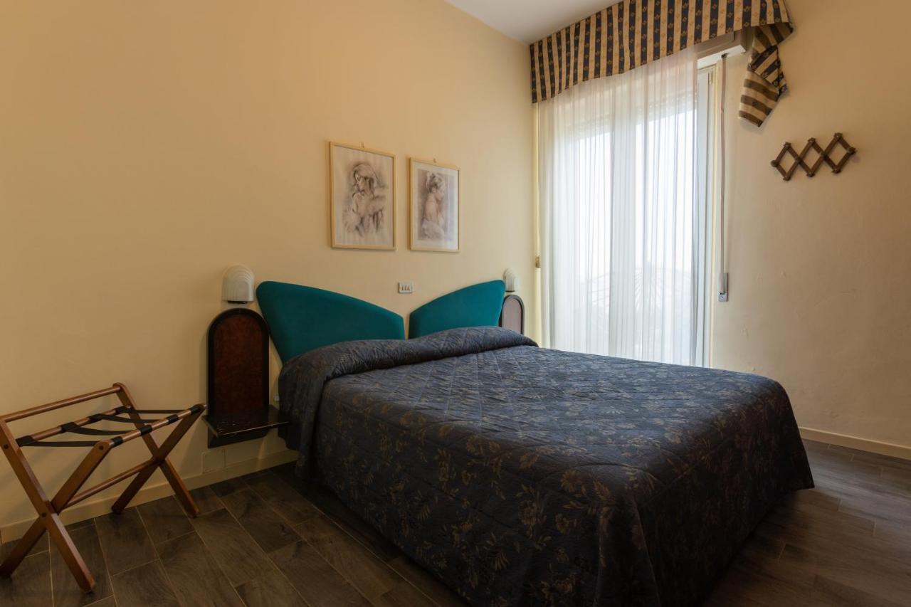 Hotel River Fronte Mare Con Piscina 3*