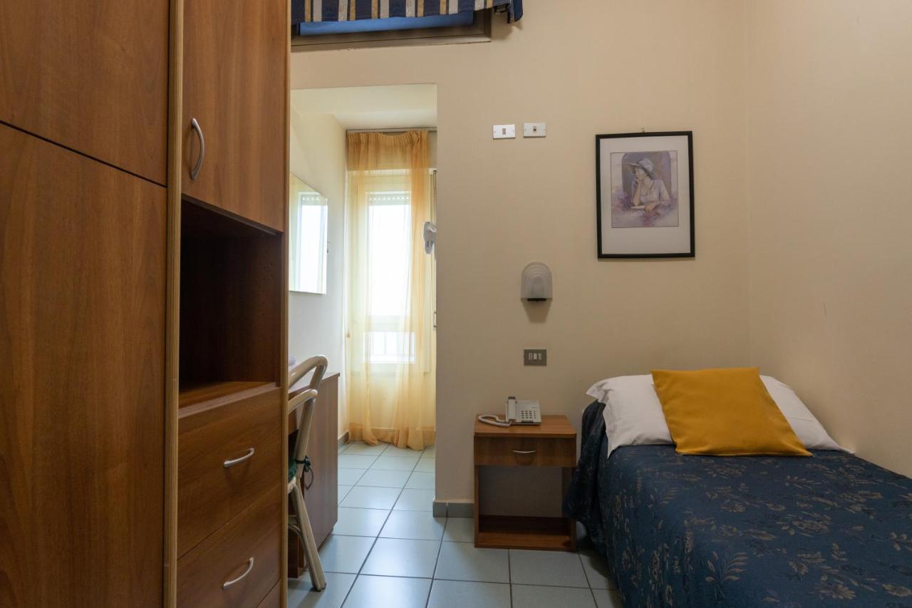 Hotel River Fronte Mare Con Piscina