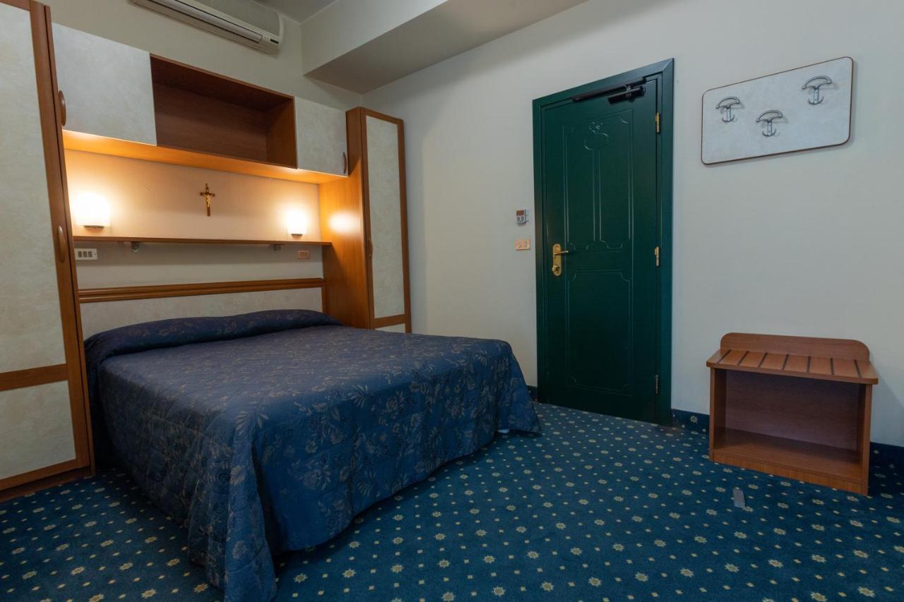 Hotel River Fronte Mare Con Piscina