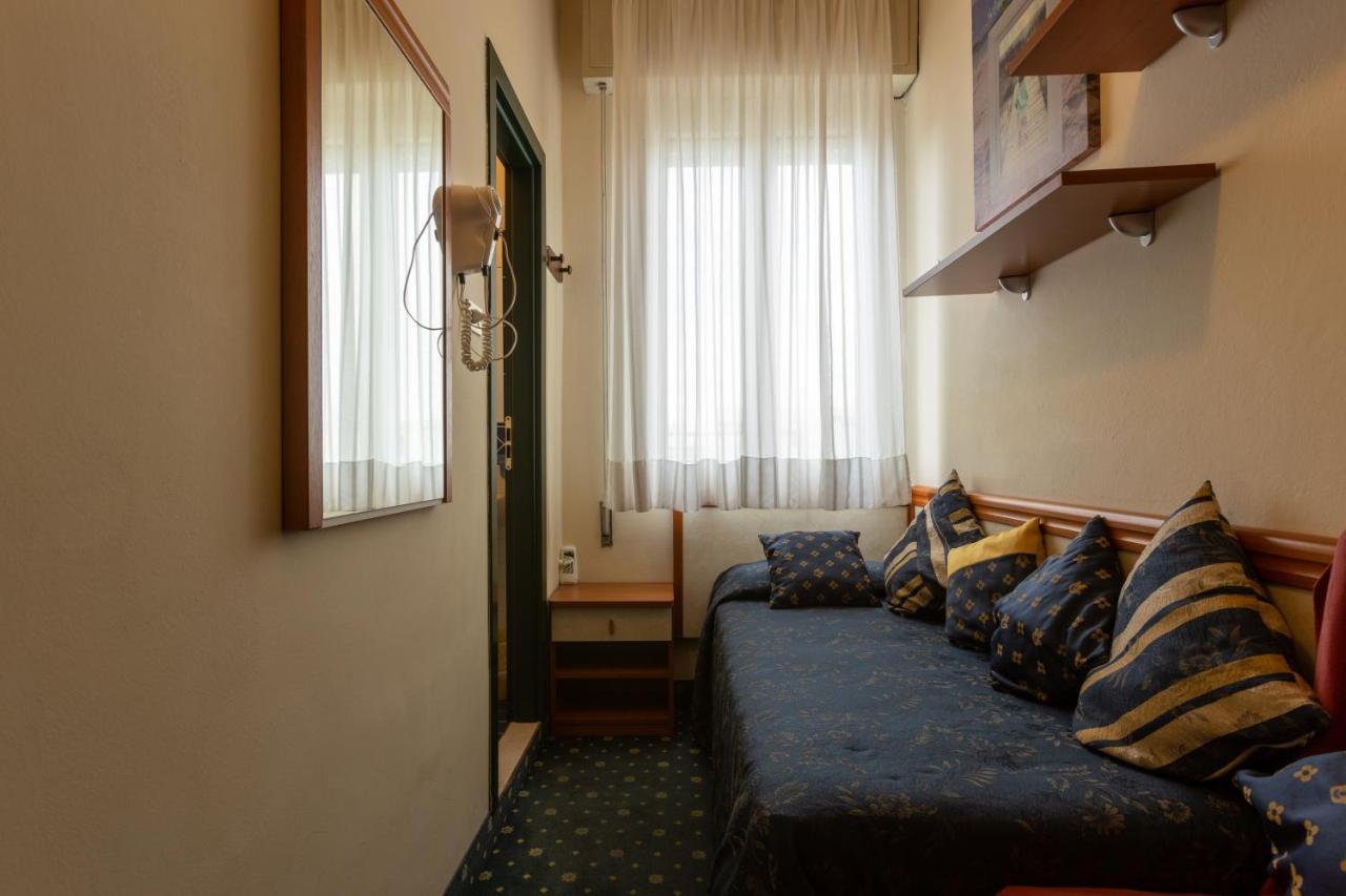 Hotel River Fronte Mare Con Piscina Rimini