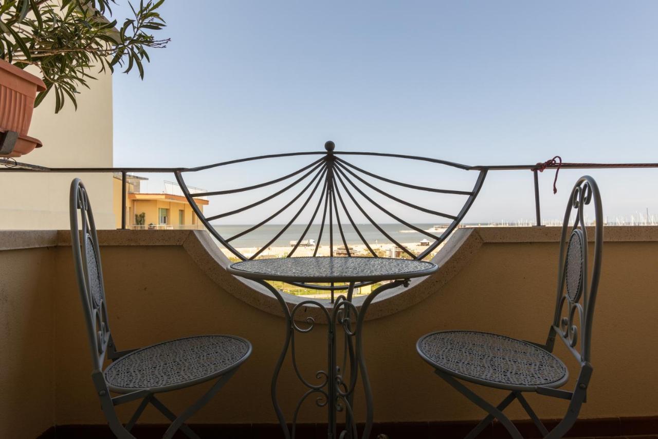 Hotel River Fronte Mare Con Piscina