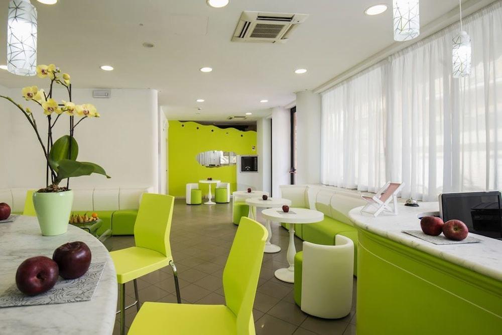 Scarlet Hotel 3*